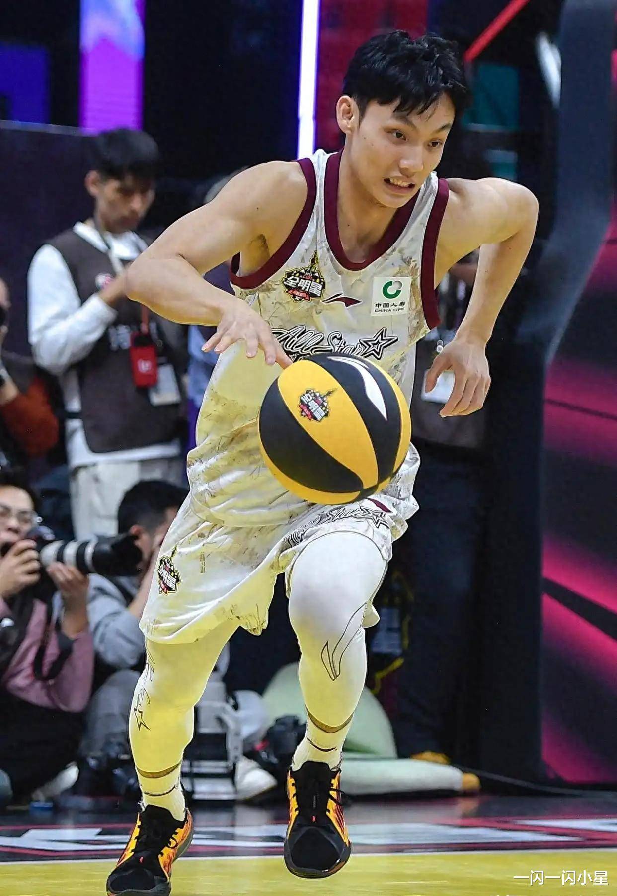 包含全明星赛加时末段走向成谜，广东宏远门线救险，压力陡增，轮换策略成焦点的词条